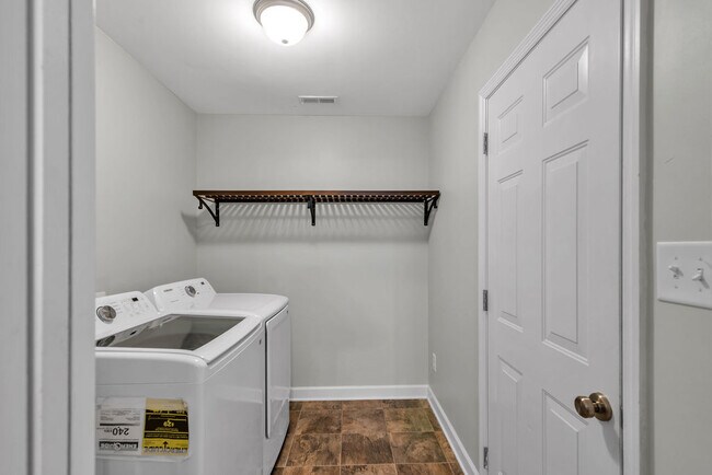 Building Photo - 303 Sinclair Ln