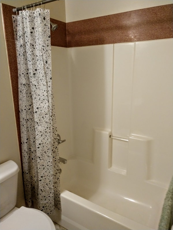 Full Tub & Shower - 1806 S Roberts Rd