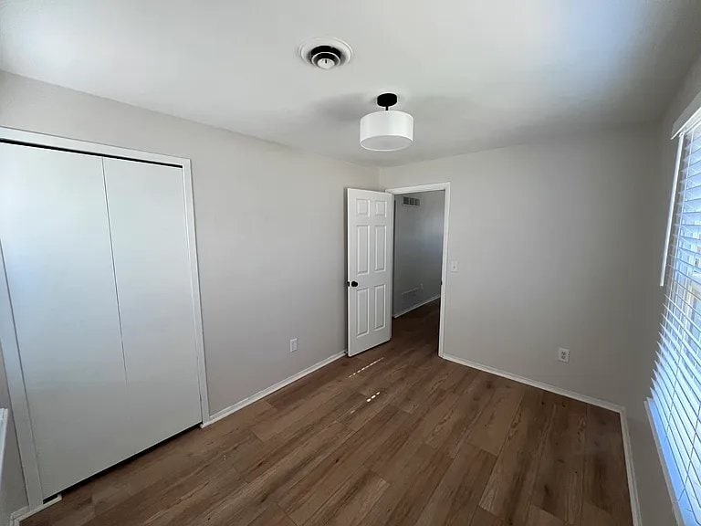 Building Photo - 555 E Mahan Ave