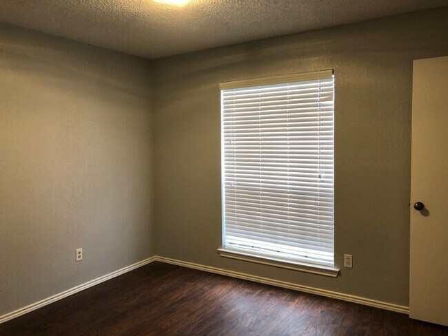 Building Photo - 3/2/2 Great neighborhood!  Move in Ready!