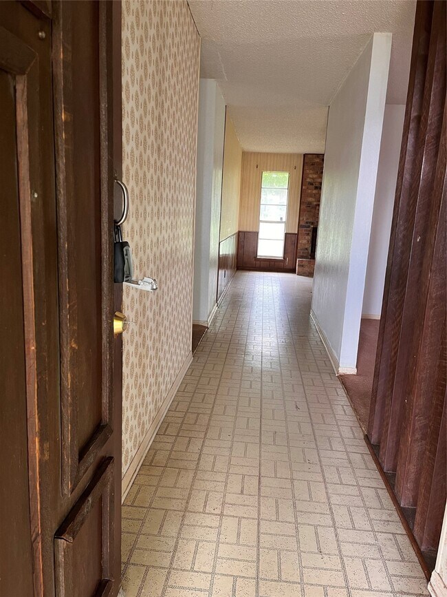 Building Photo - 802 Yorktown Dr