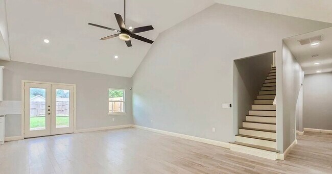 Building Photo - MOVE IN READY