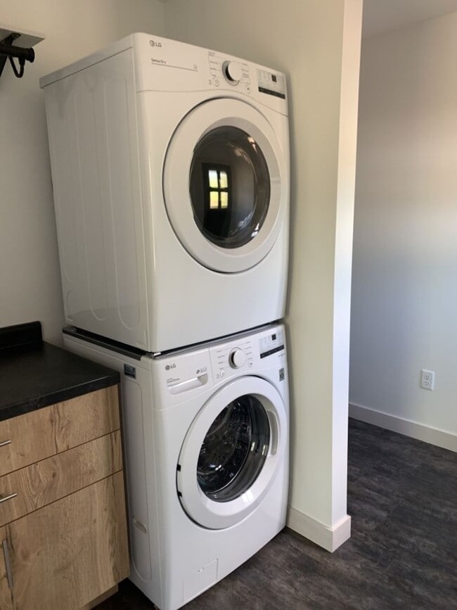 Building Photo - AVAILABLE JUNE - New Construction 3 Bed, 2 Bath Home....Perfect Location!