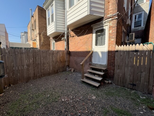 Building Photo - 1832-34 Callowhill St