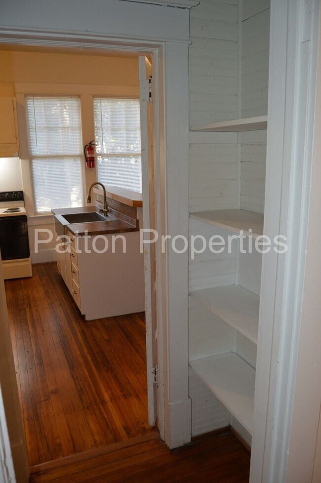 Building Photo - 1315-1317 Summerville Avenue - Inside CoC ...