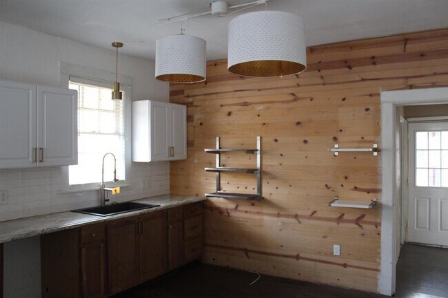 Building Photo - 1621 Kendale Ave