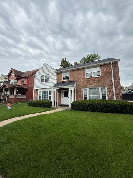 Primary Photo - 3245 N Shepard Ave