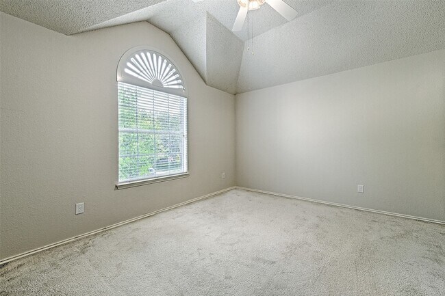 Building Photo - 9701 Thorncliff Dr