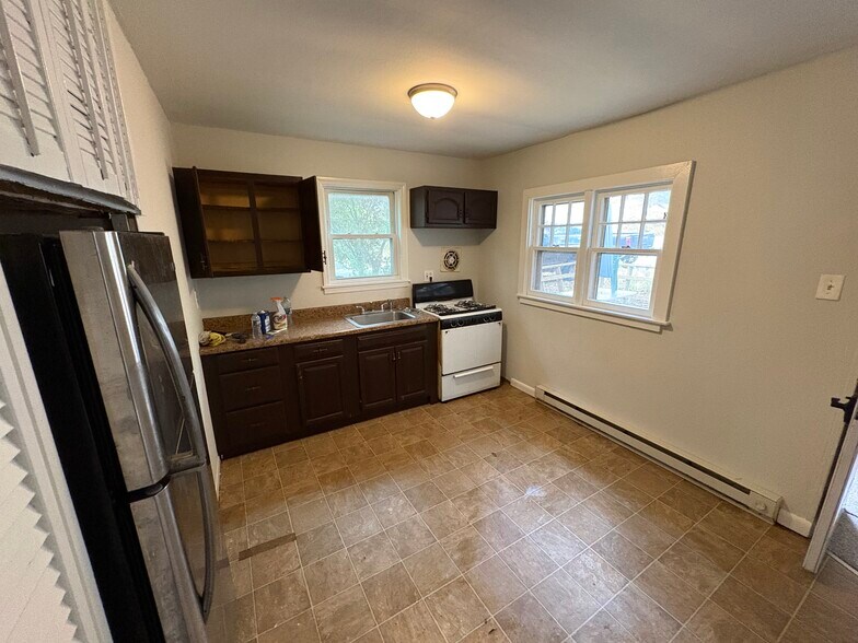 Building Photo - 2 Seawanhaka Ave
