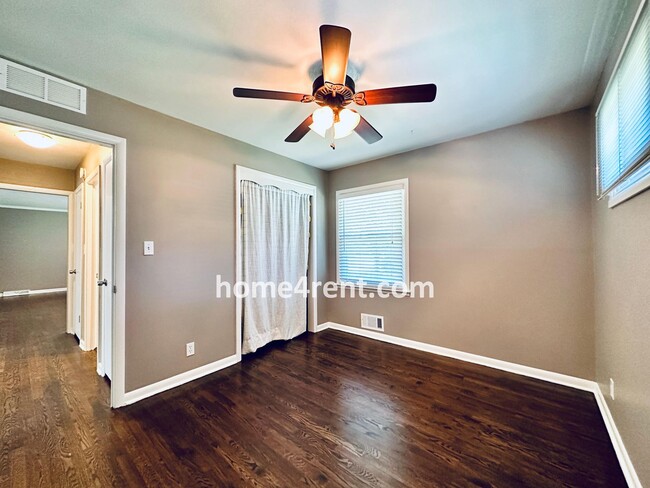 Building Photo - Beautiful Hardwoods w Fenced-in Yard!