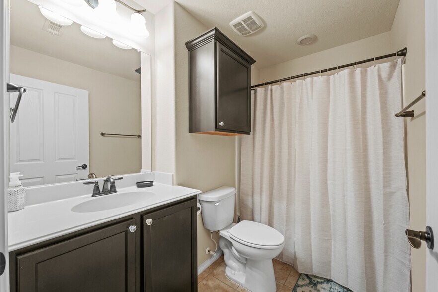 Building Photo - 245 Mariposa Ln