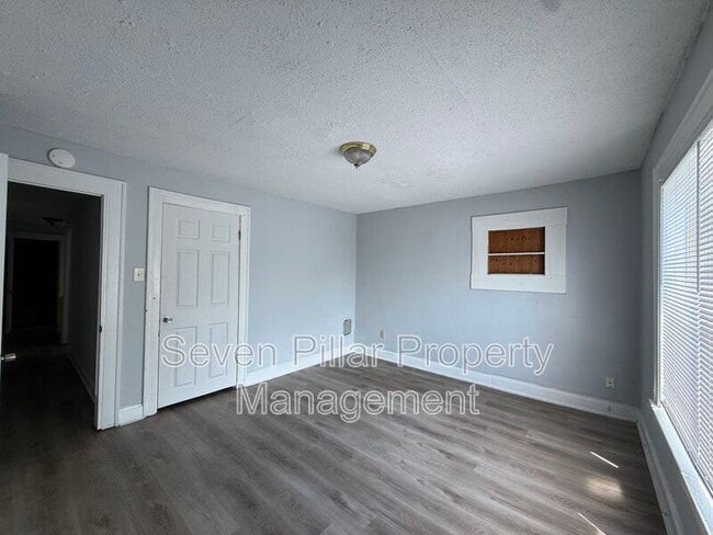 Building Photo - 1044 E 16th Ave