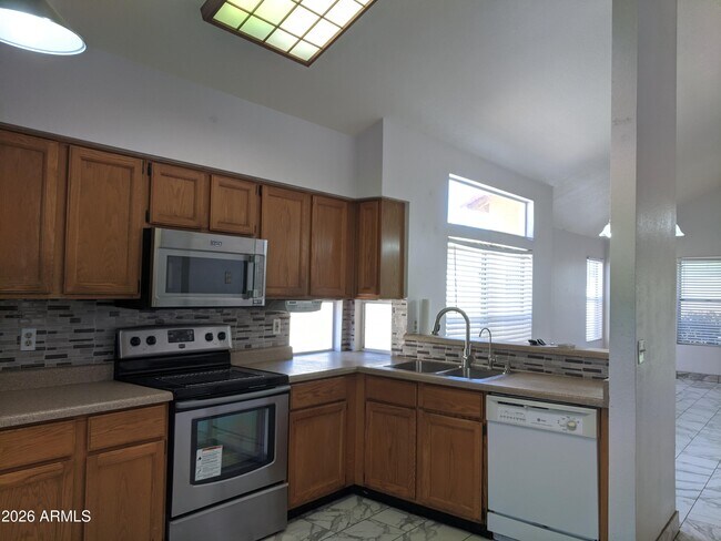 Building Photo - 1321 N Jamaica Way