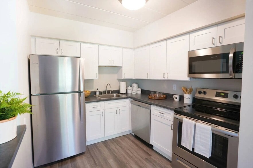 Renovated kitchen with stainless steel appliances - Lindenbrooke