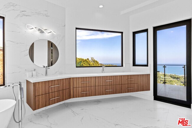 Building Photo - 6380 Meadows Ct