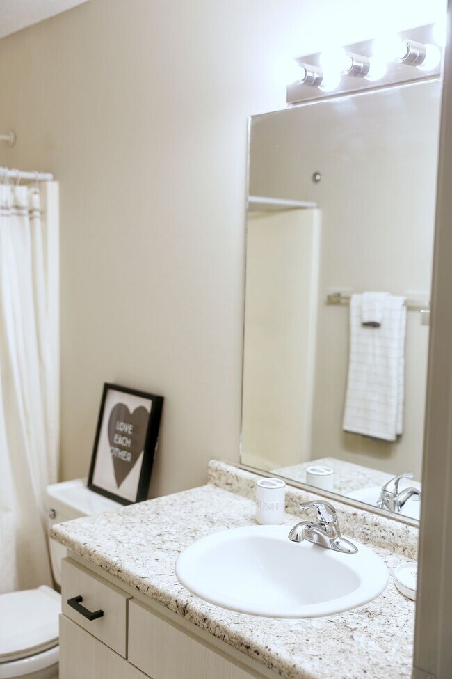 Building Photo - Bella Vista Townhomes