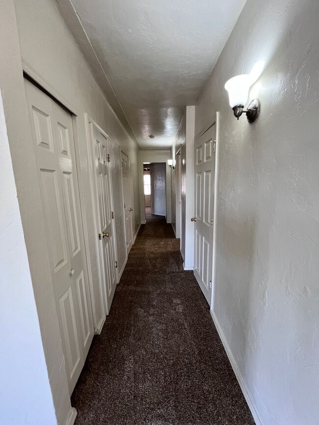 Building Photo - Central- 3 bedroom/ 2 bathroom house