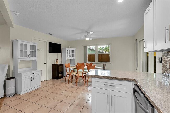 Building Photo - 4540 SW 26th Terrace