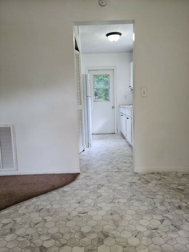 Building Photo - 3 Bed 1 Bath Home | Pet Friendly | Washer Dryer Hook Ups | Section 8 Welcome