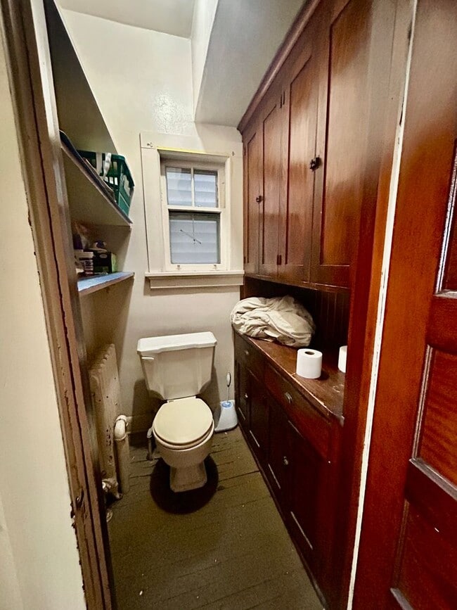 Building Photo - AVAILABLE JUNE 1ST -  Huge 6 Bed 2.5 Bath Home Close to campus!