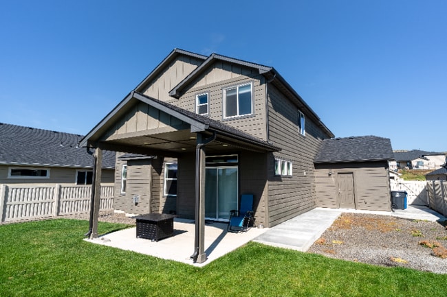 Building Photo - 10565 W Daylily Ave