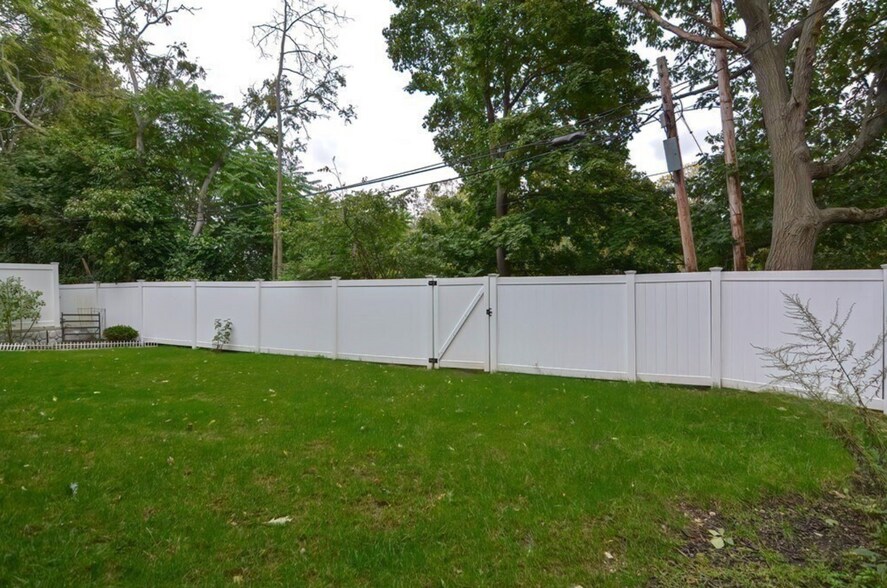 Building Photo - 52 River St