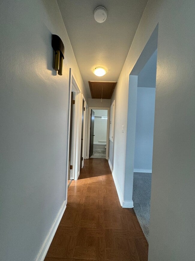 Building Photo - Beautiful 3 Bedroom 1 Bath Ranch Style Sin...