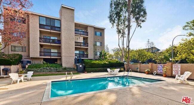 Building Photo - 5625 Cambridge Way