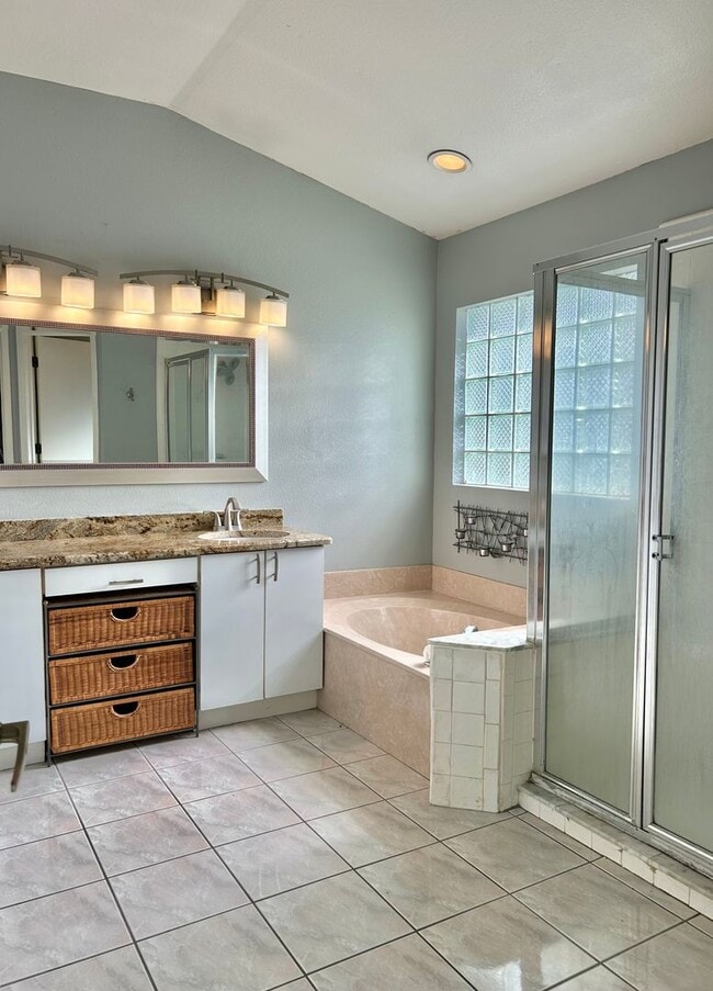 Building Photo - Waterfront Pool Home in Waterford Lakes