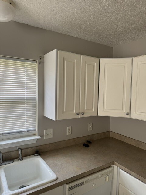 Building Photo - Beautiful 4 bedroom home with amazing open floor plan