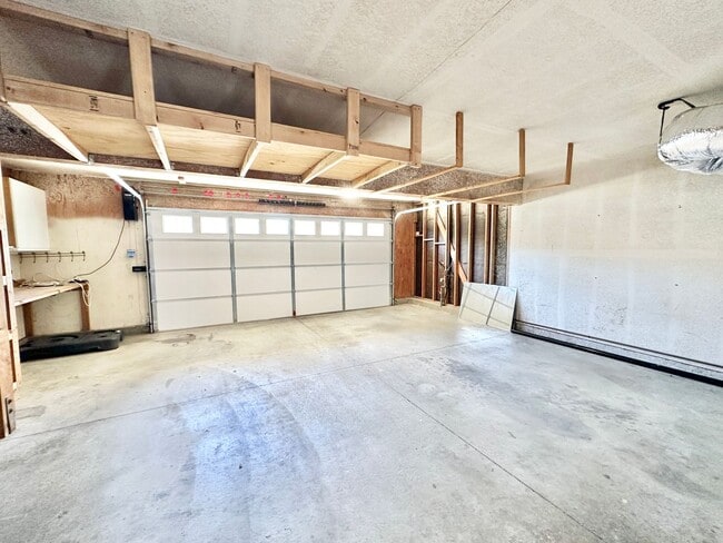 Building Photo - Beautiful Two-Story Home, Guajome Park, Community Pool, San Luis Rey Hiking/Biking Path, Lovely C...