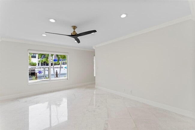 Building Photo - 2530 NE 49th St