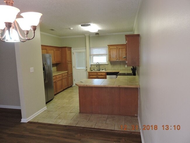 Building Photo - Great 3 Bedroom, 2 Bath Home - No Carpet