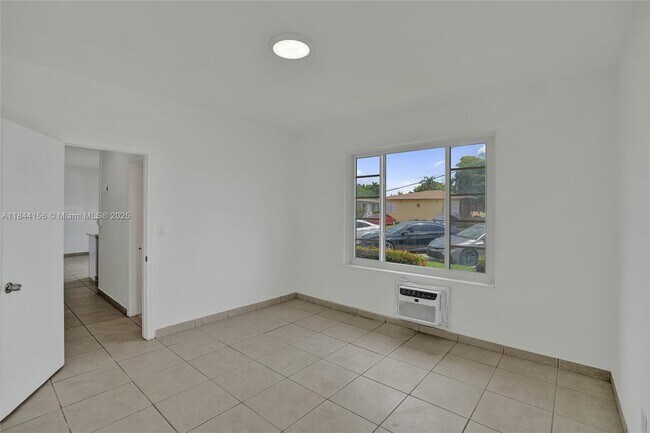 Building Photo - 2160 Bay Dr
