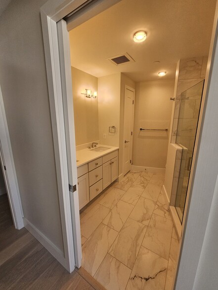 Master Bath - 383 Commercial St