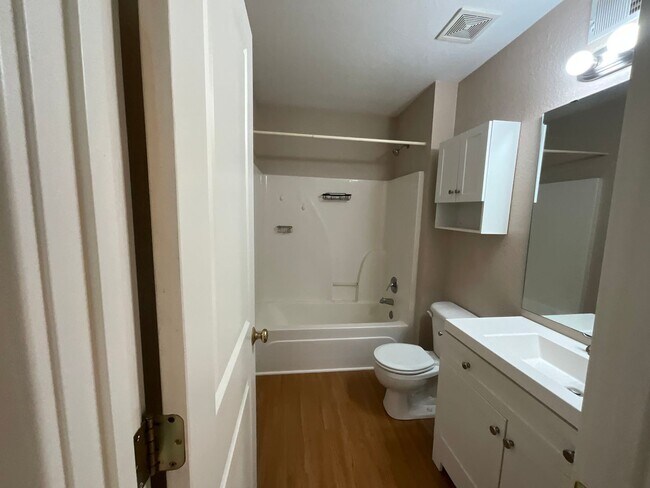Building Photo - large three bedroom house with extra livin...