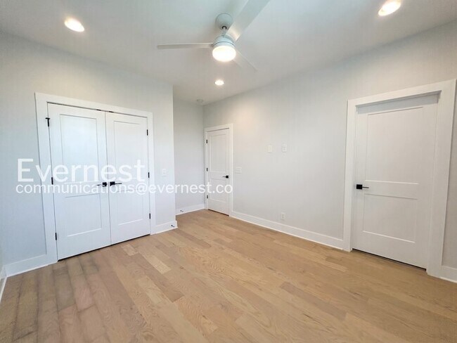Building Photo - 4 Bed, 4.5 Bath Town Home with Garage / Available Now!