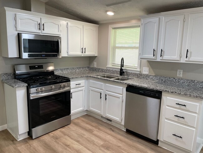 Building Photo - Beautiful 3 Bed, 2.5 Bath Home located in ...