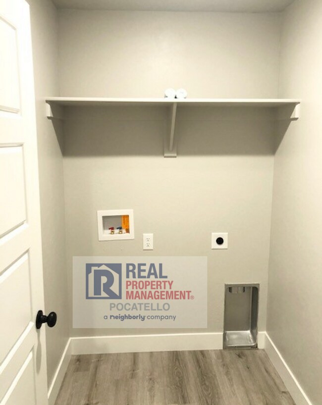 Building Photo - 3 Bedroom 2.5 Bath Townhome - 1 Car Garage