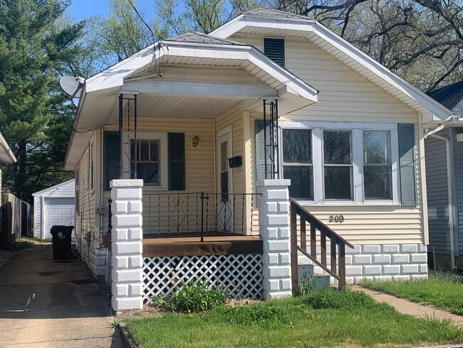 Primary Photo - 3 Bedroom / 1 Bathroom House in Peoria