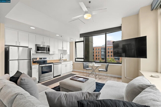 Building Photo - 372