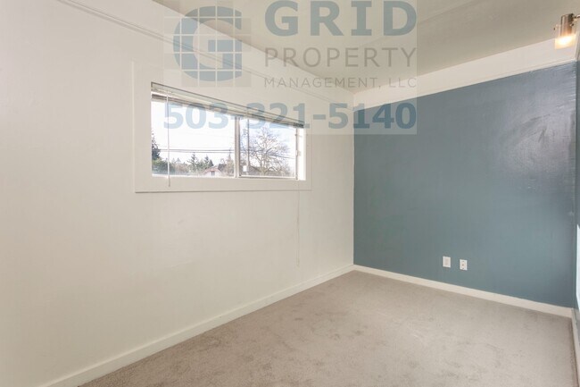 Building Photo - Charming 2 Bedroom Apartment Available in Milwaukie - Private Fenced-In Yard!