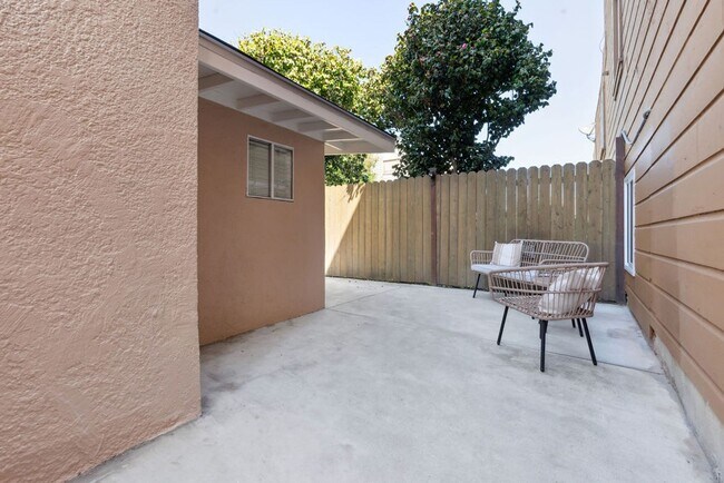 Building Photo - EPIC REA - Great Renovated ( all appliance...