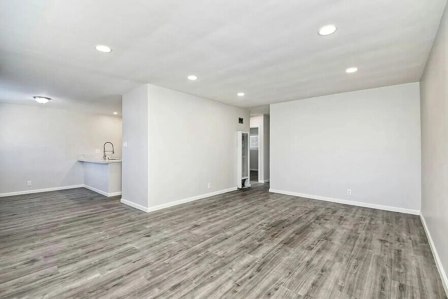 Building Photo - 204 W Los Angeles Dr