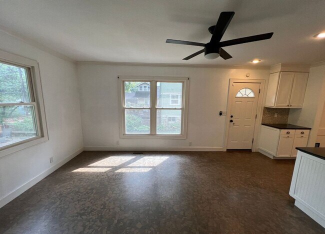 Building Photo - Charming 3-Bed Home Near Loose Park & Plaza!