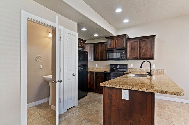 Building Photo - 3 Bed 2.5 Bath Layton Townhome