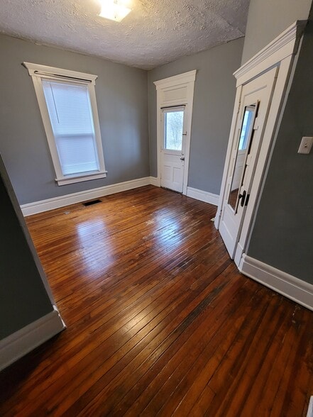 Bedroom - 70 E Hudson St
