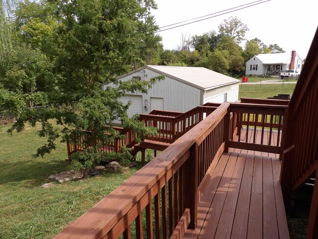 Building Photo - 102 Cedar Dr