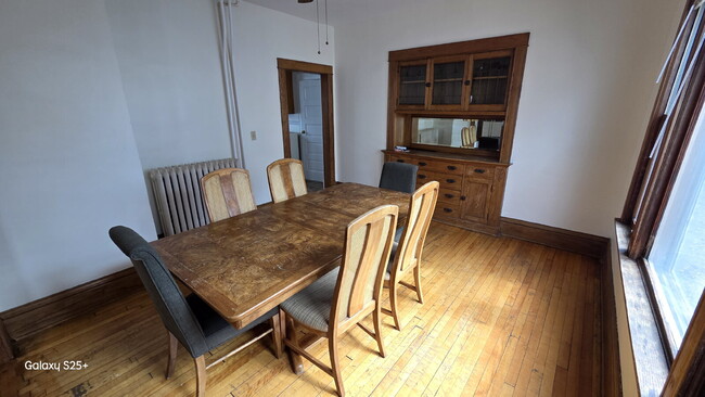 Building Photo - 6 Bed 2 bath FRESH PAINT - Single Family H...