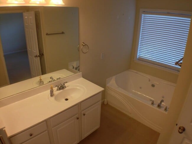 Building Photo - 5225 Wellsley Bend